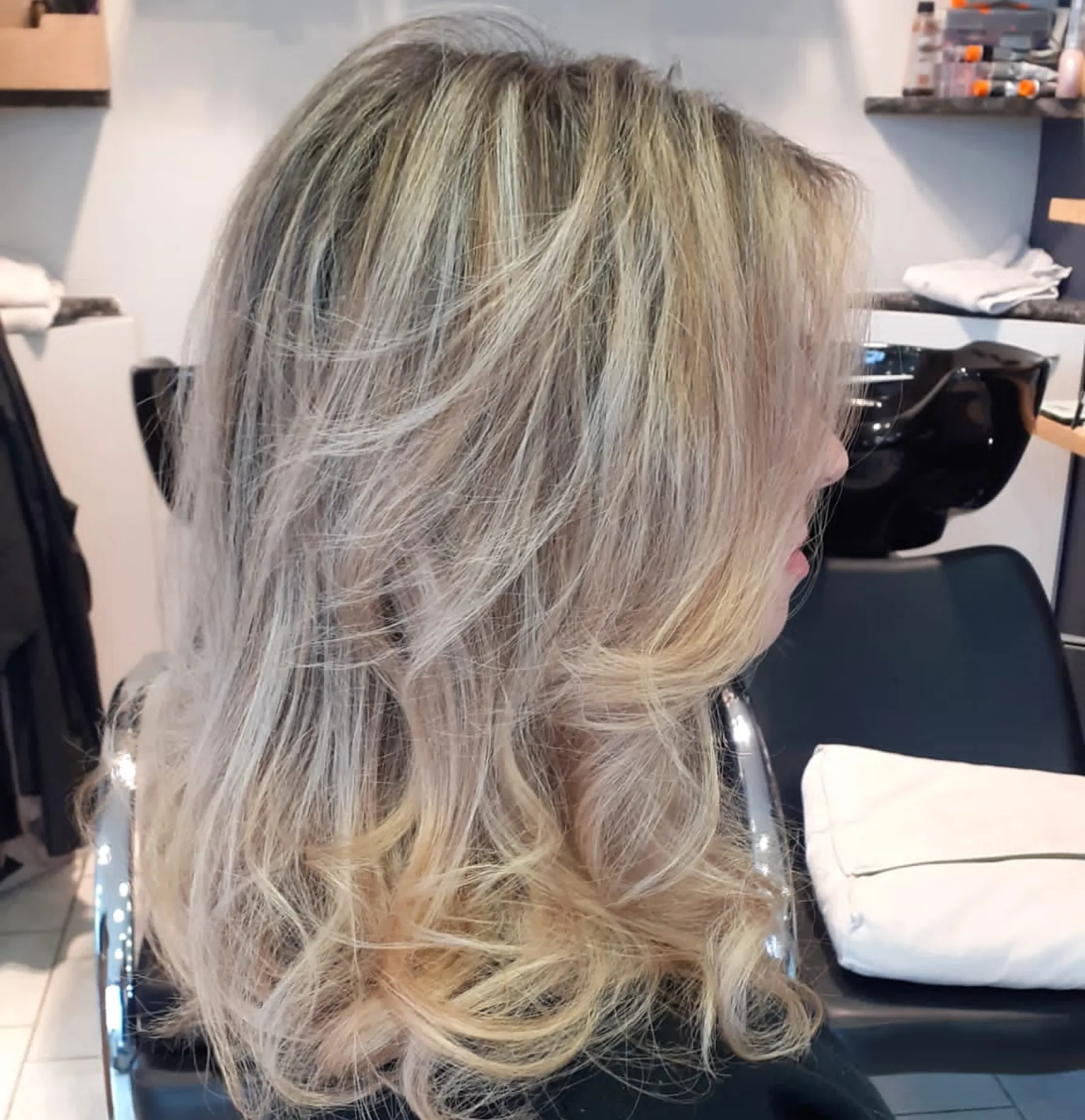 R&G-coiffeur-schaerbeek-balayage-blond-gris-brushing