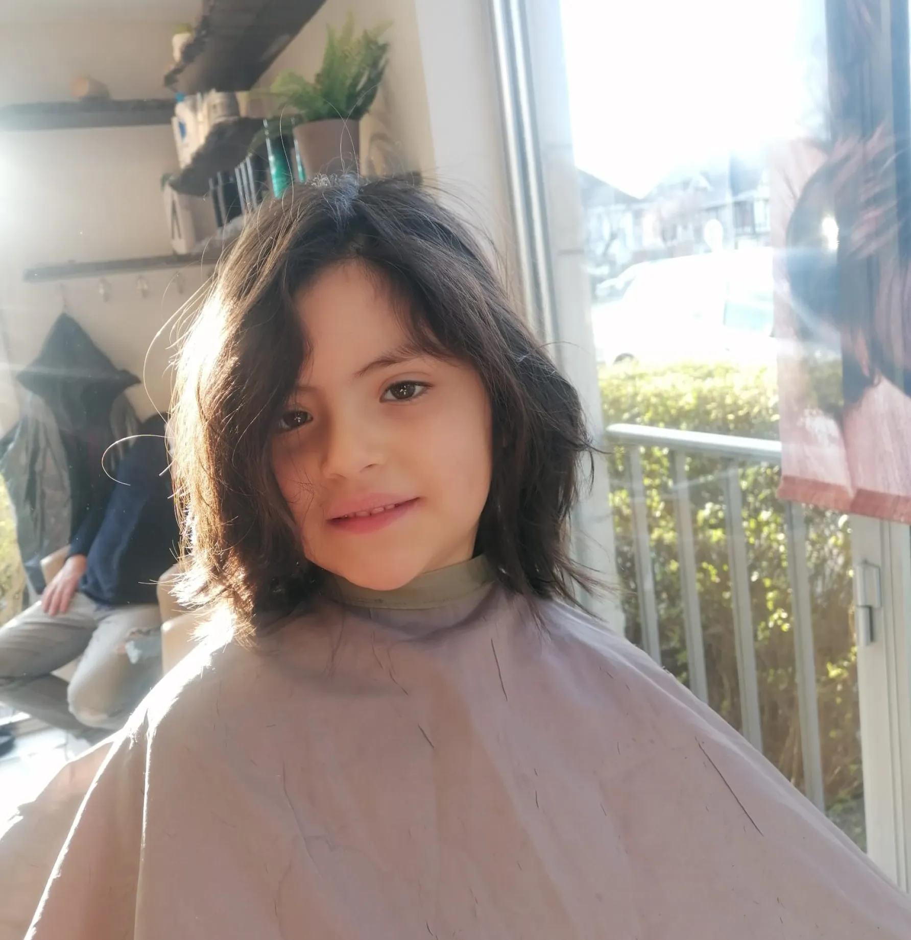 R&G-coiffeur-schaerbeek-enfant-carré-plongeant-coupe